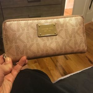 Good condition MICHAEL KORS wallet - rose gold!!